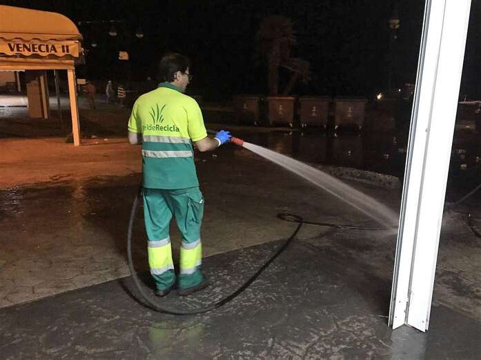Imagen de archivo de un operario de FCC limpiando la calle de Luis Morote de Melenara después de los fuegos (Foto TA)